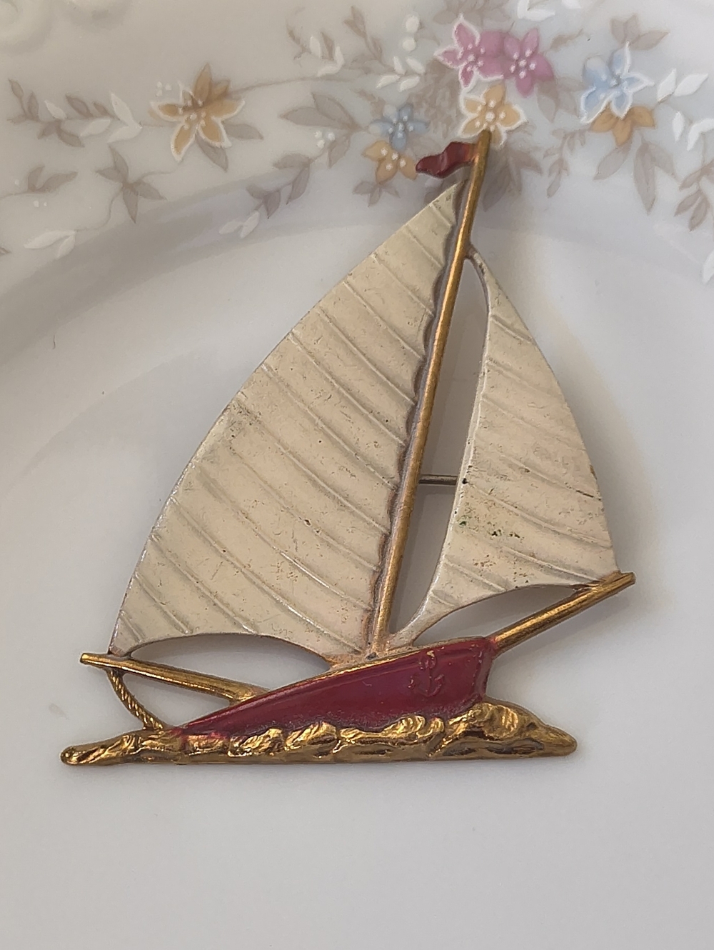 Vtg Unsigned 1939 Worlds Fair New York Yacht Sailboat Gold Tone Enamel Brooch